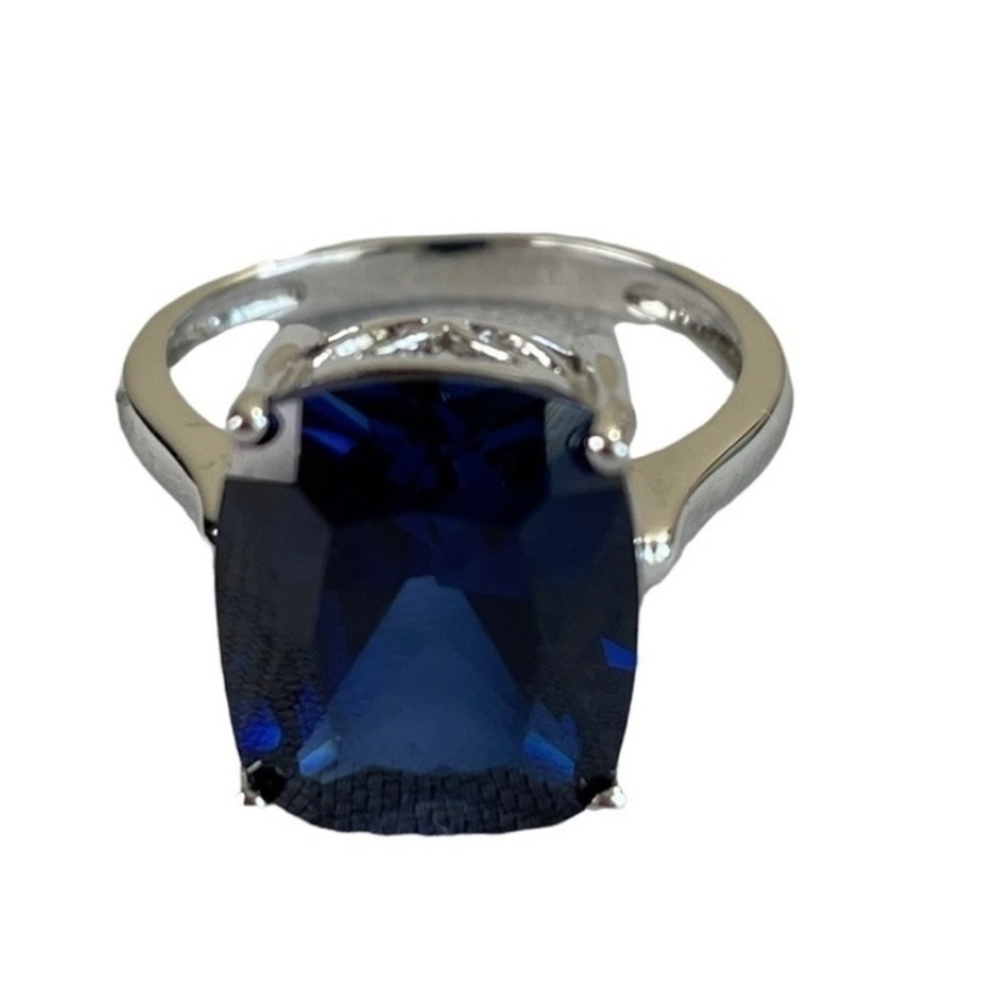 Elegant Silver and Blue Gemstone Ring